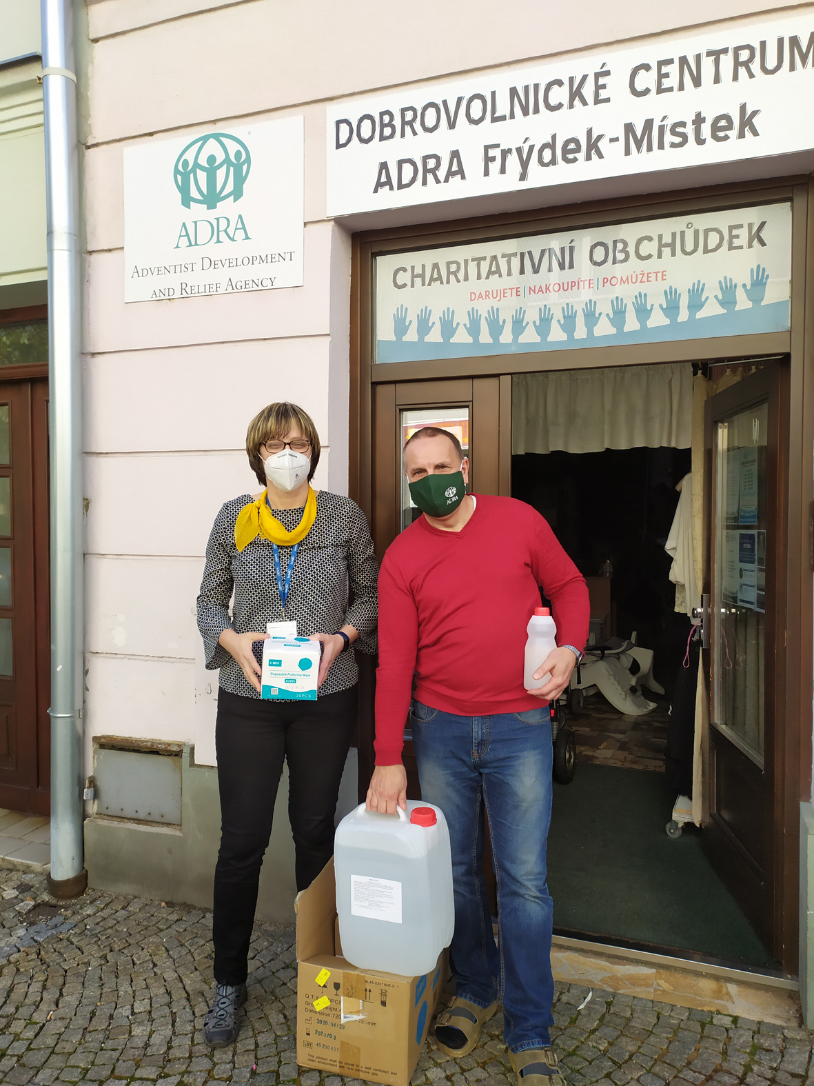 Květa Przywarová, ADRA, a  Stanislav Staněk, vedoucí Dobrovolnického centra ADRA ve Frýdku-Místku