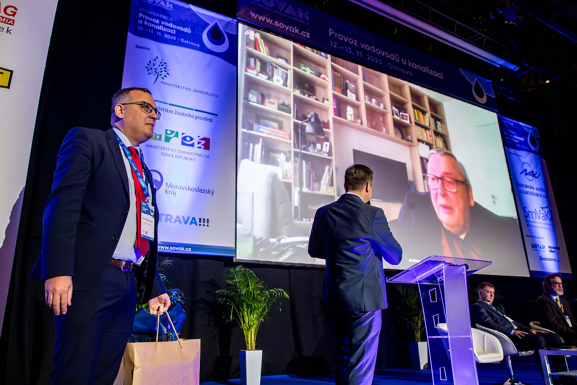 Ocenění převzal od ředitele a člena představenstva SOVAK ČR Ing. Viléma Žáka syn profesora Wannera Filip.