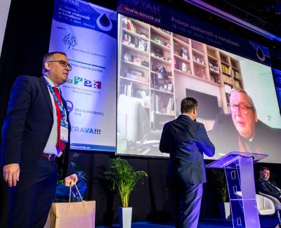 Ocenění převzal od ředitele a člena představenstva SOVAK ČR Ing. Viléma Žáka syn profesora Wannera Filip.